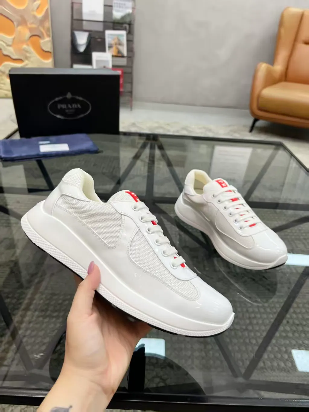 P420 38-45 Prada Prada’s new men’s leather sneakers, the highest version on the market, any comparison is welcome🆚! The original leather has excellent texture and is super high-end! Fetal sheep net lining imported from Italy, removable pad! Luxurious materials and fine workmanship, highly recommended!